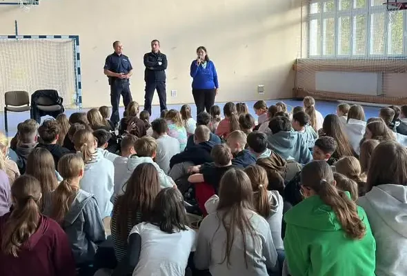 Policjanci w Zespole Szkół w Wojcieszkowie uczyli bezpieczeństwa – hulajnogi, droga i internet