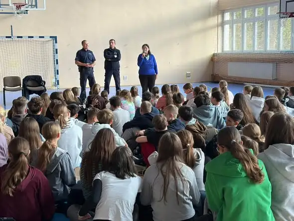 Policjanci w Zespole Szkół w Wojcieszkowie uczyli bezpieczeństwa – hulajnogi, droga i internet
