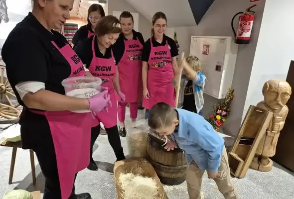 Przedszkolaki z Woli Gułowskiej uczyły się kiszenia kapusty w Domu Kultury