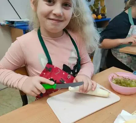 Klasa II robi owocowe szaszłyki – lekcja zdrowego odżywiania