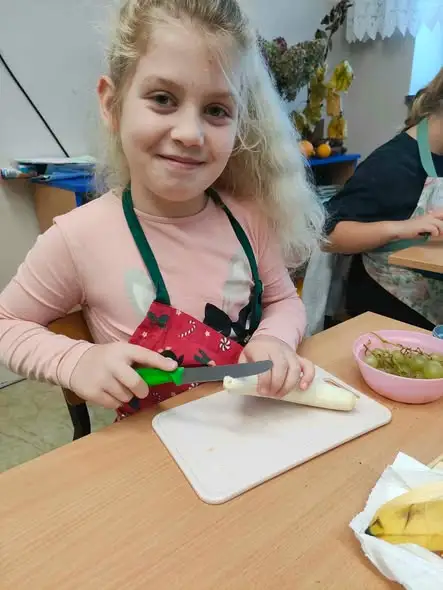 Klasa II robi owocowe szaszłyki – lekcja zdrowego odżywiania
